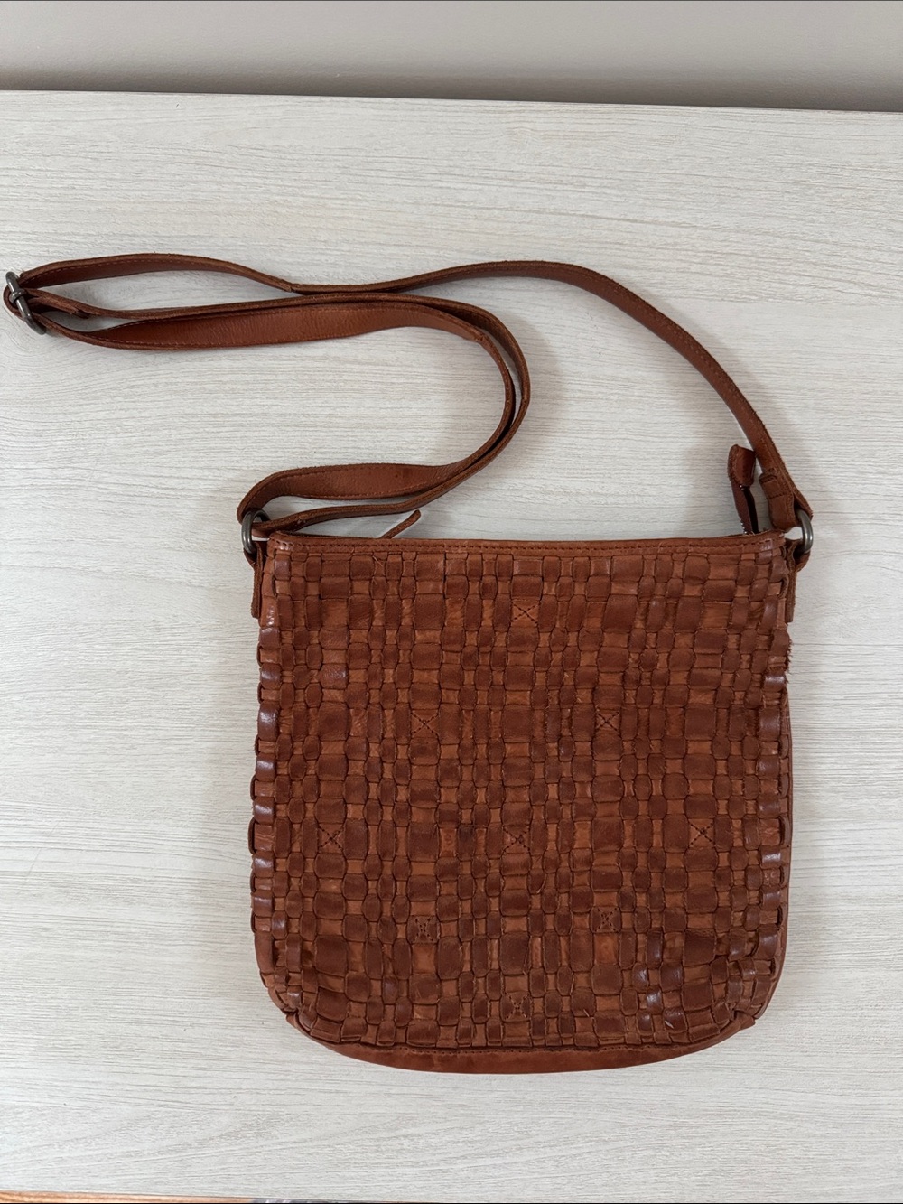 Vilenca Holland Woven Leather Crossbody Bag with Adjustable Strap in Cognac EUC